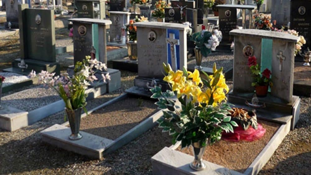 Porta fiori sulla tomba della moglie: anziano aggredito al cimitero per portargli via il portafogli a Padova