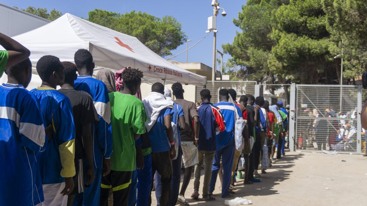 Migranti in fila per entrare nell’Hotspot di Lampedusa. Foto di Lidia Ginestra Giuffrida
