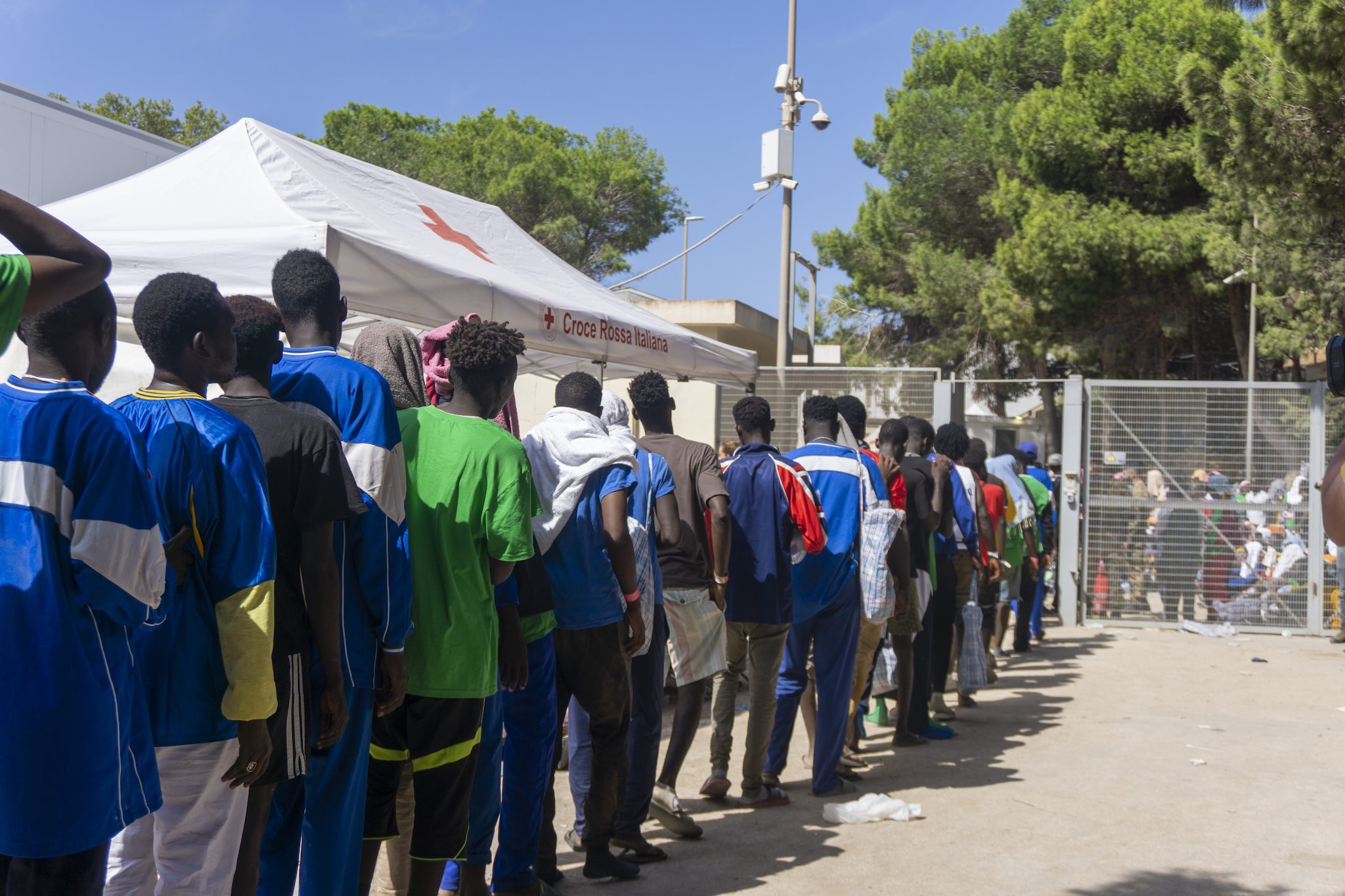 Pagano 15mila euro per il decreto Flussi ma è una trappola: "Sfruttato 12 ore al giorno per 2 euro l'ora"