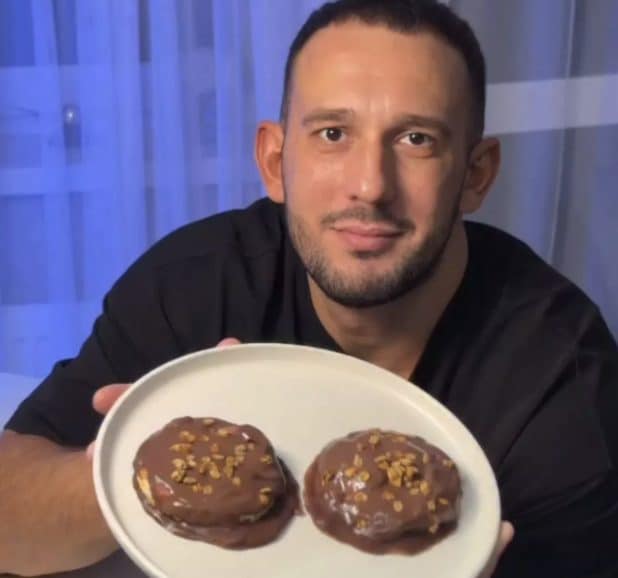 Influencer muore nel sonno a 30 anni: assumeva 10mila calorie al giorno per promuovere la sua dieta