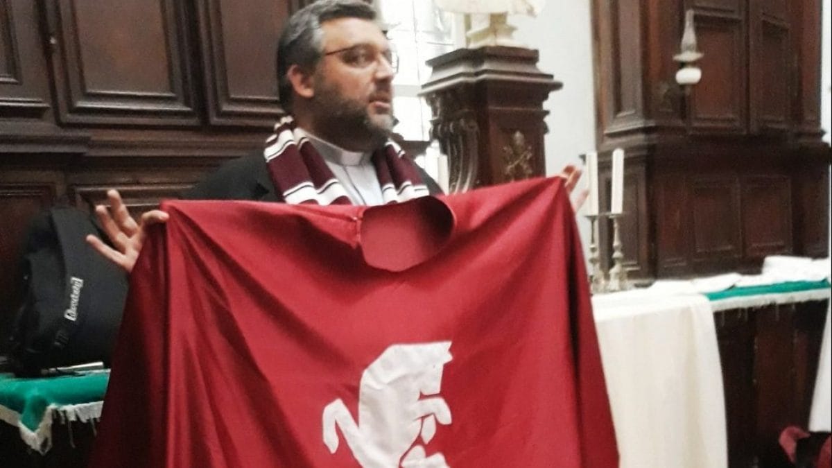Una vecchia foto di Don Riccardo Robella con il simbolo del Torino