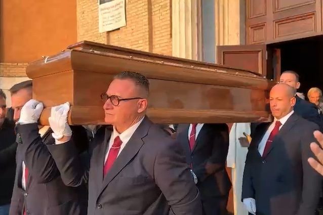 L’uscita del feretro di Peppe Vessicchio dalla Chiesa