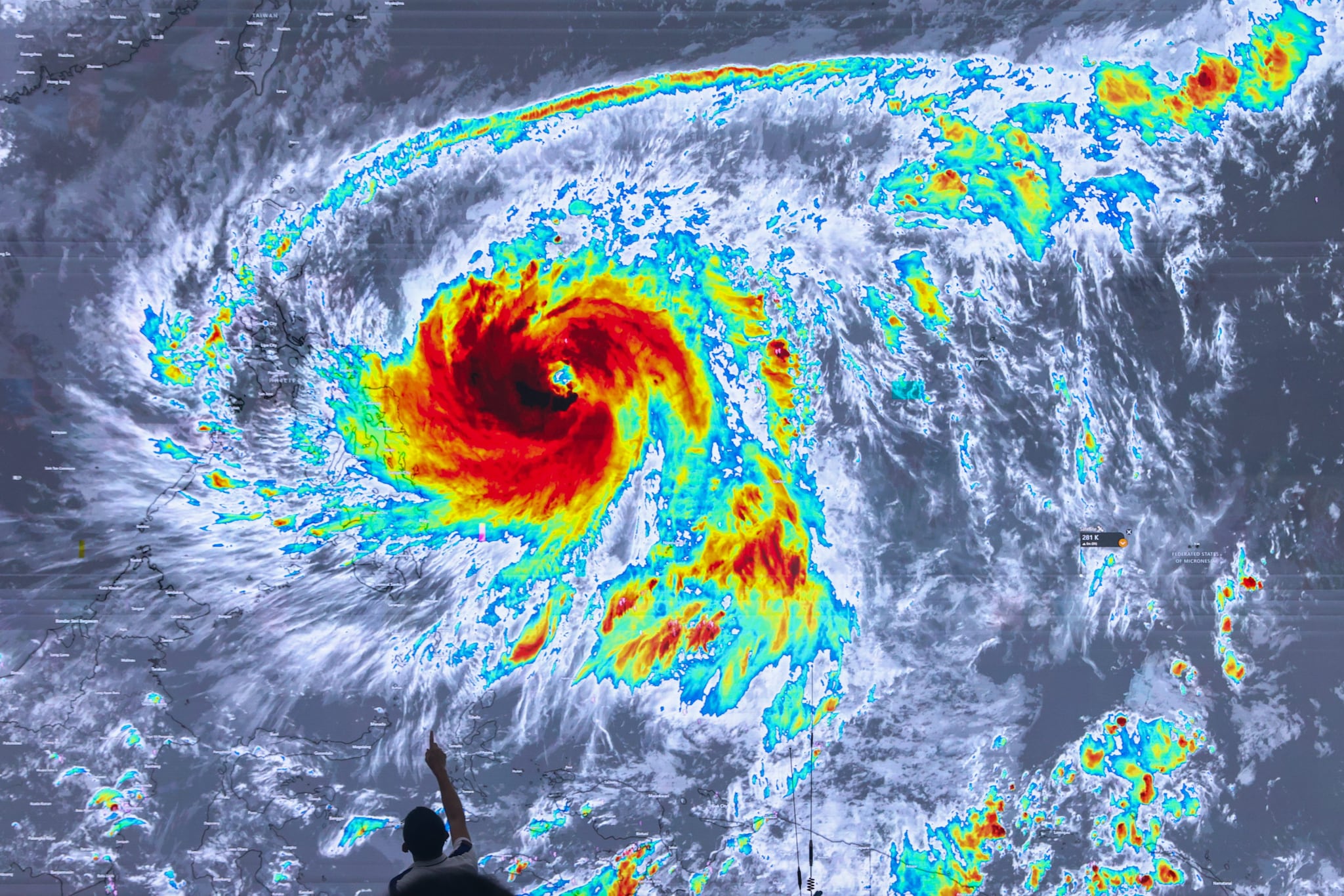 Due tifoni in 7 giorni nelle Filippine, oltre 900mila evacuati: cosa c’entra il cambiamento climatico