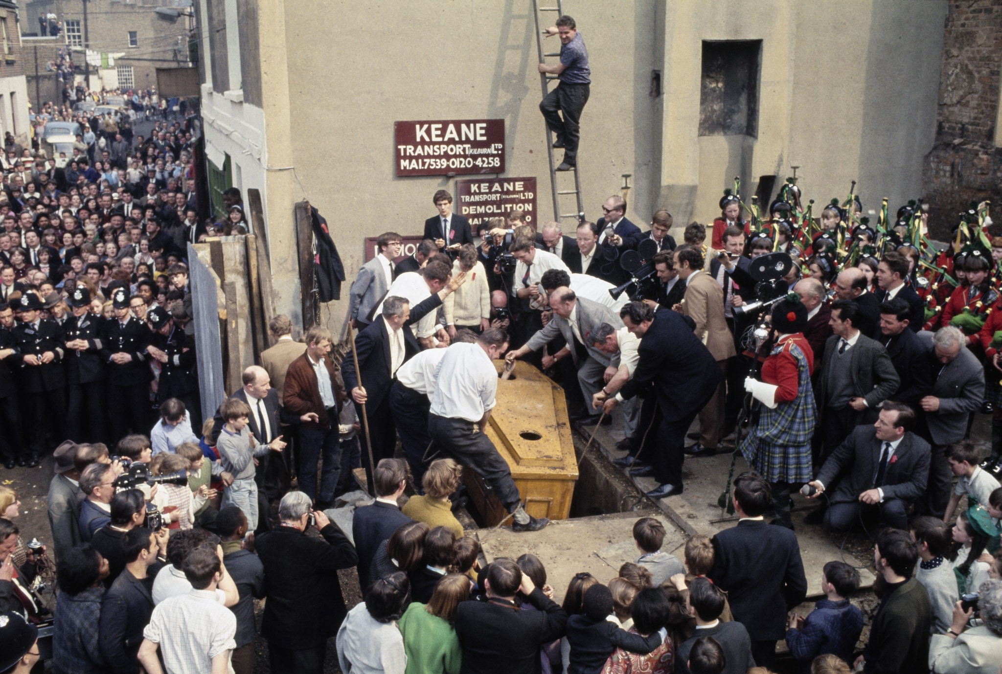 L'incredibile storia dell'uomo che si fece chiudere 61 giorni in una bara per provare a diventare ricco