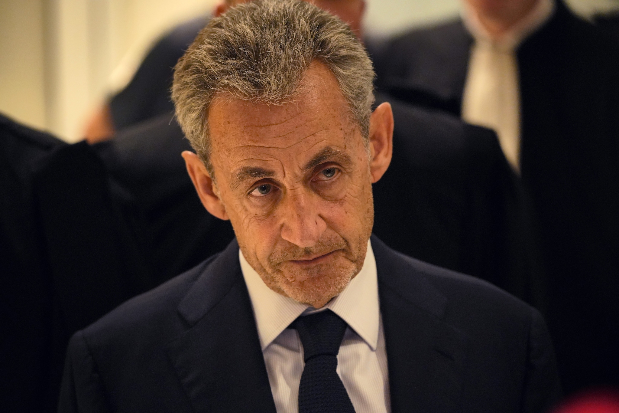Nicolas Sarkozy esce dal carcere, sarà in libertà vigilata: perché e cosa succede ora
