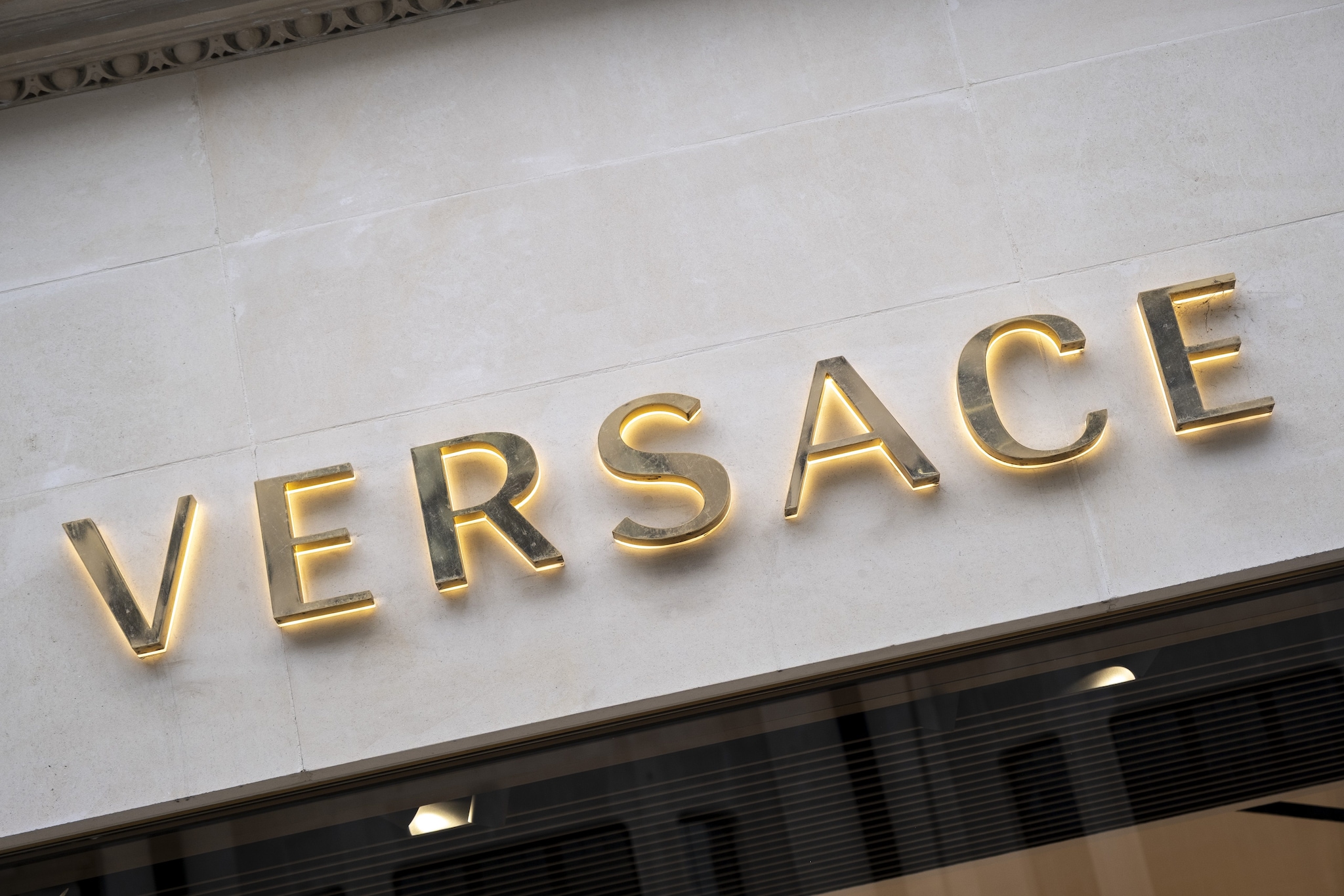 Smascherata in Piemonte la banda del lusso: rubavano vestiti Versace e li rivendevano su Vinted