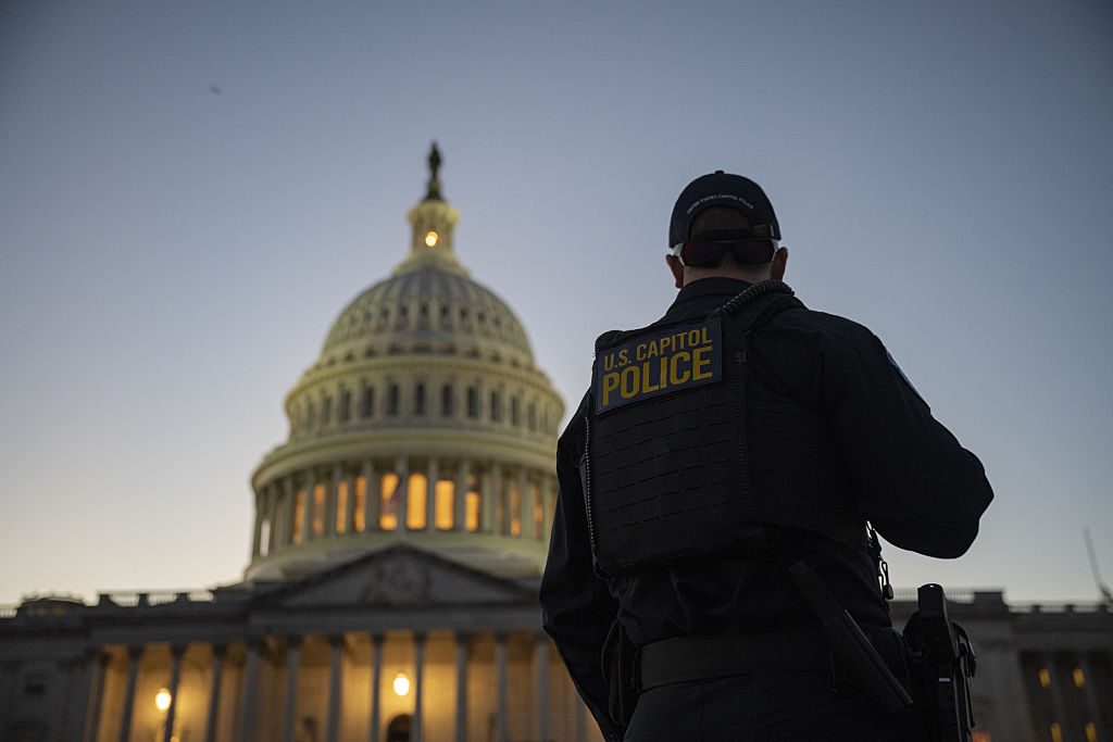 Lo Shutdown USA è diventato il più lungo della storia: cosa succede, tra stipendi bloccati e voli cancellati