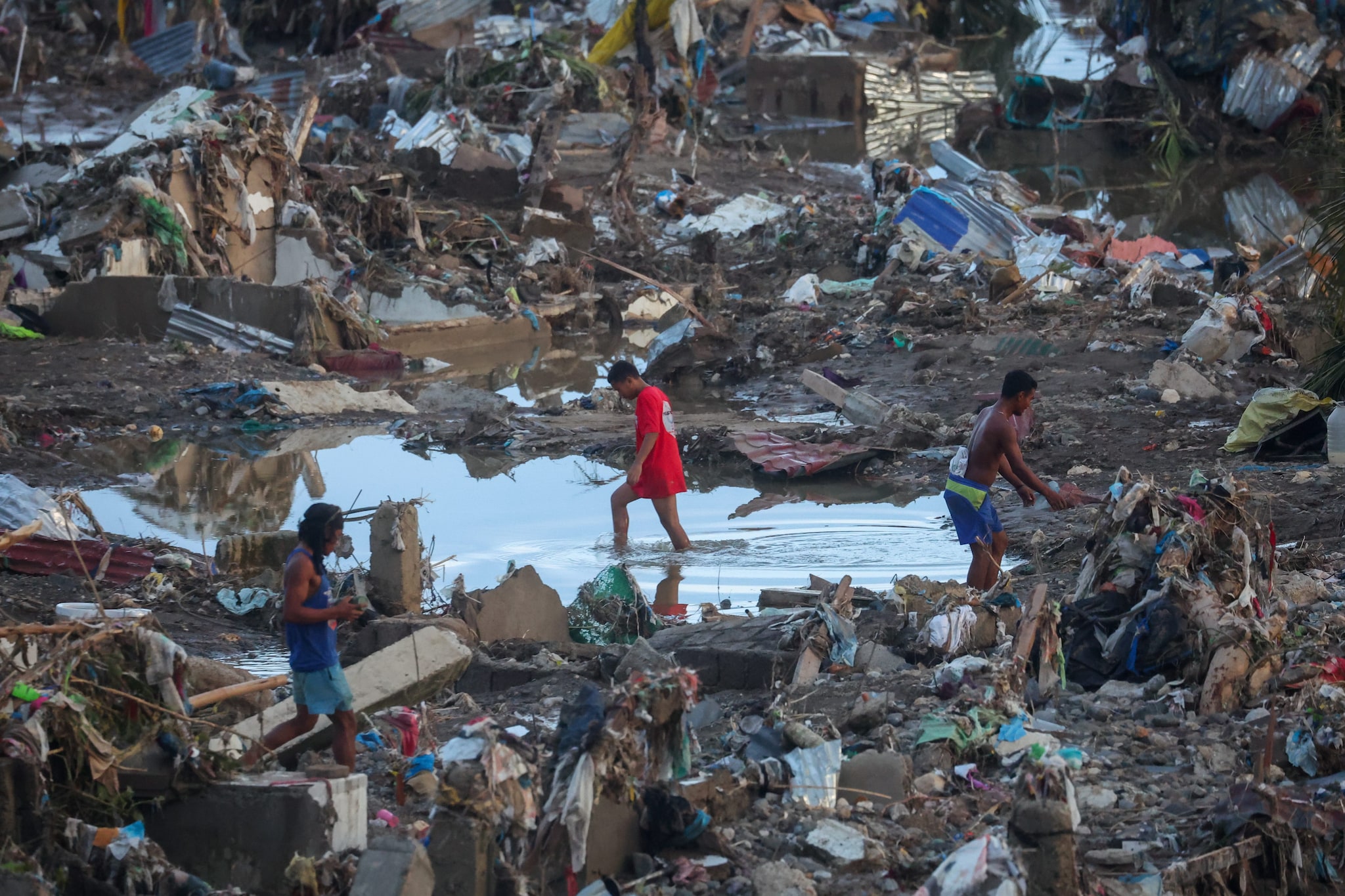 Il tifone Kalmaegi devasta Filippine e Vietnam, almeno 328 morti e dispersi: in 24 ore la pioggia di un mese