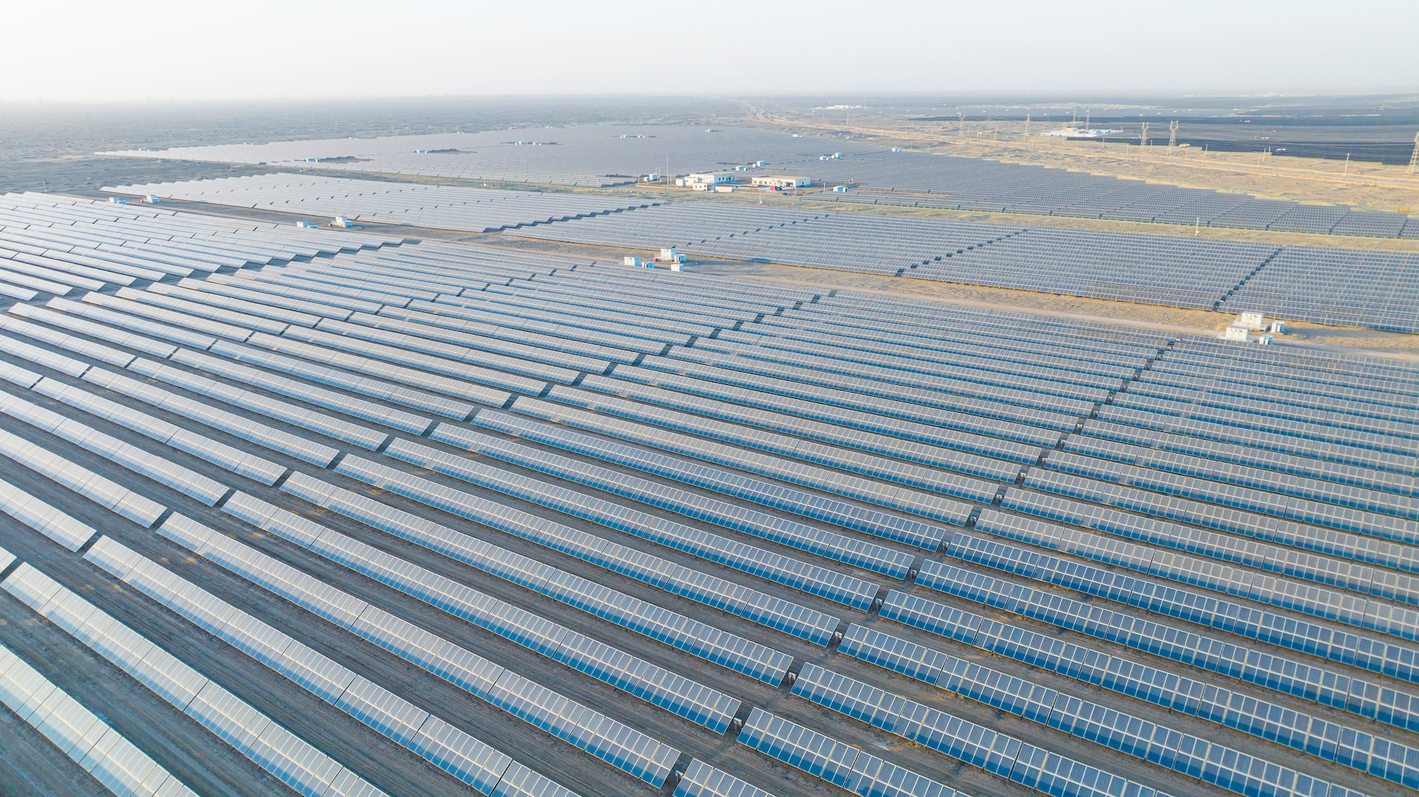 Una distesa di pannelli fotovoltaici in Cina