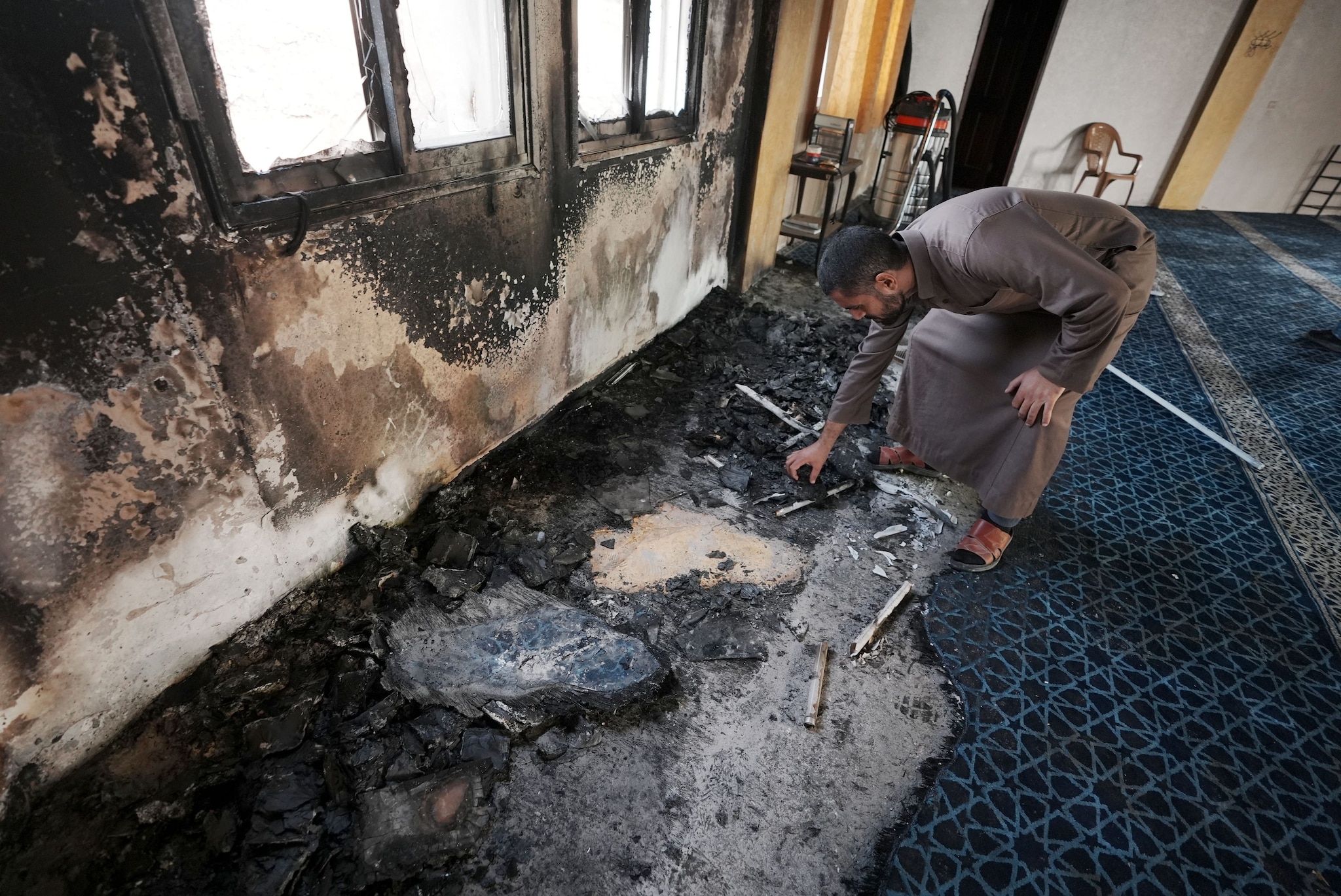 Cisgiordania, coloni israeliani incendiano una moschea e la imbrattano con insulti a Maometto