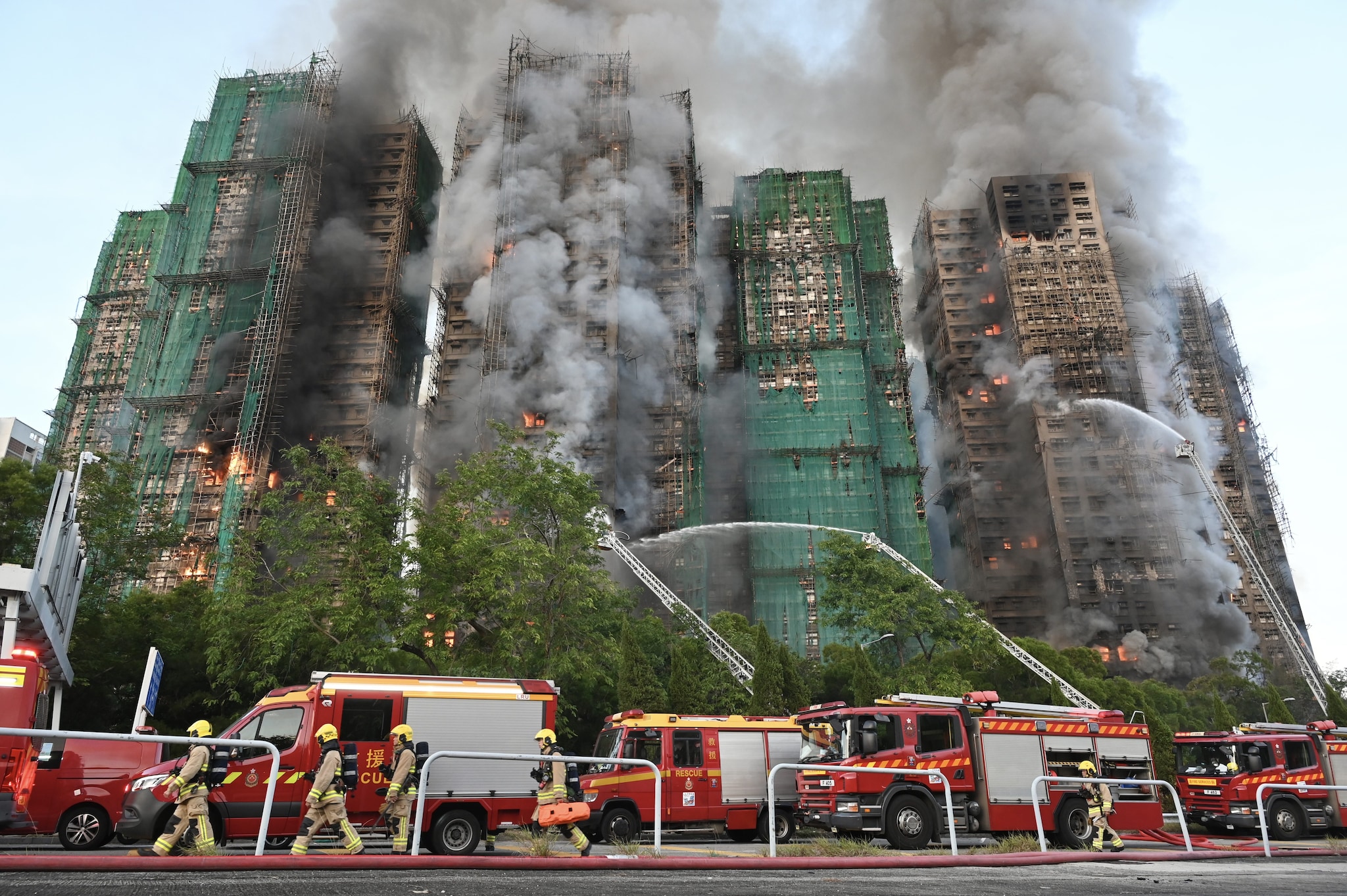 Incendio Hong Kong, sedate le fiamme nei grattacieli: salgono a 124 i morti, ancora 300 i residenti dispersi
