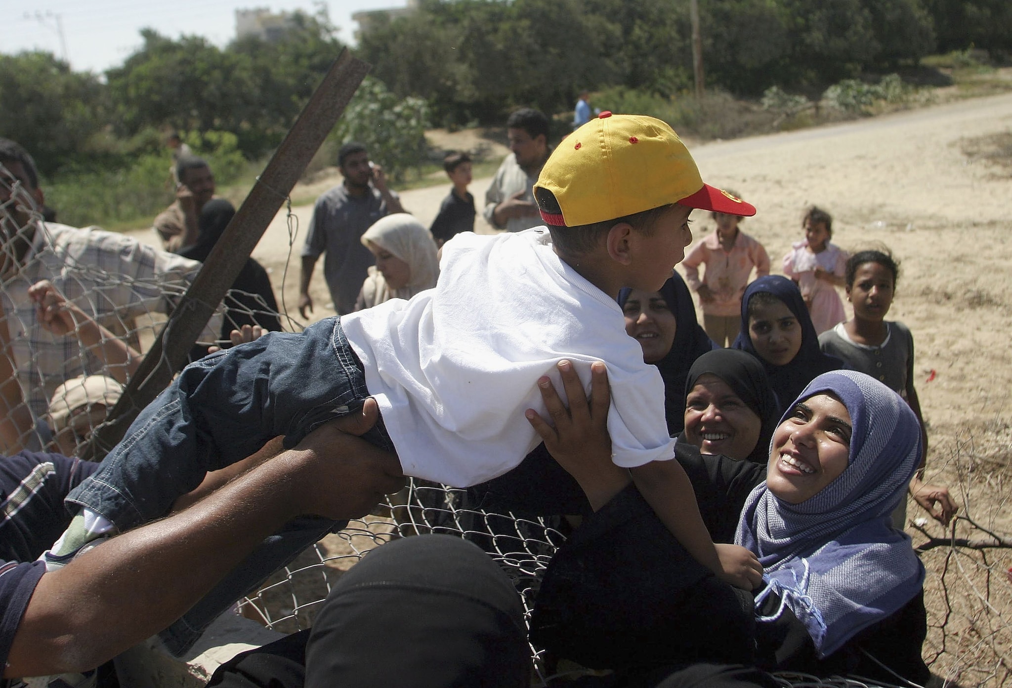 "Se lasci tuo figlio a Gaza puoi venire in Italia": la ricercatrice vince la battaglia e atterra con il bimbo