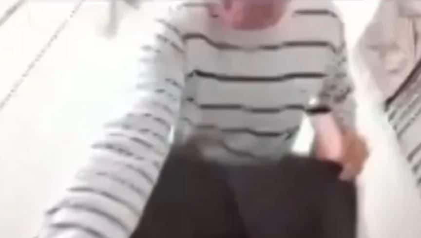 Va in bagno e si abbassa i pantaloni ma era in diretta streaming in consiglio comunale: "Premuto per errore"