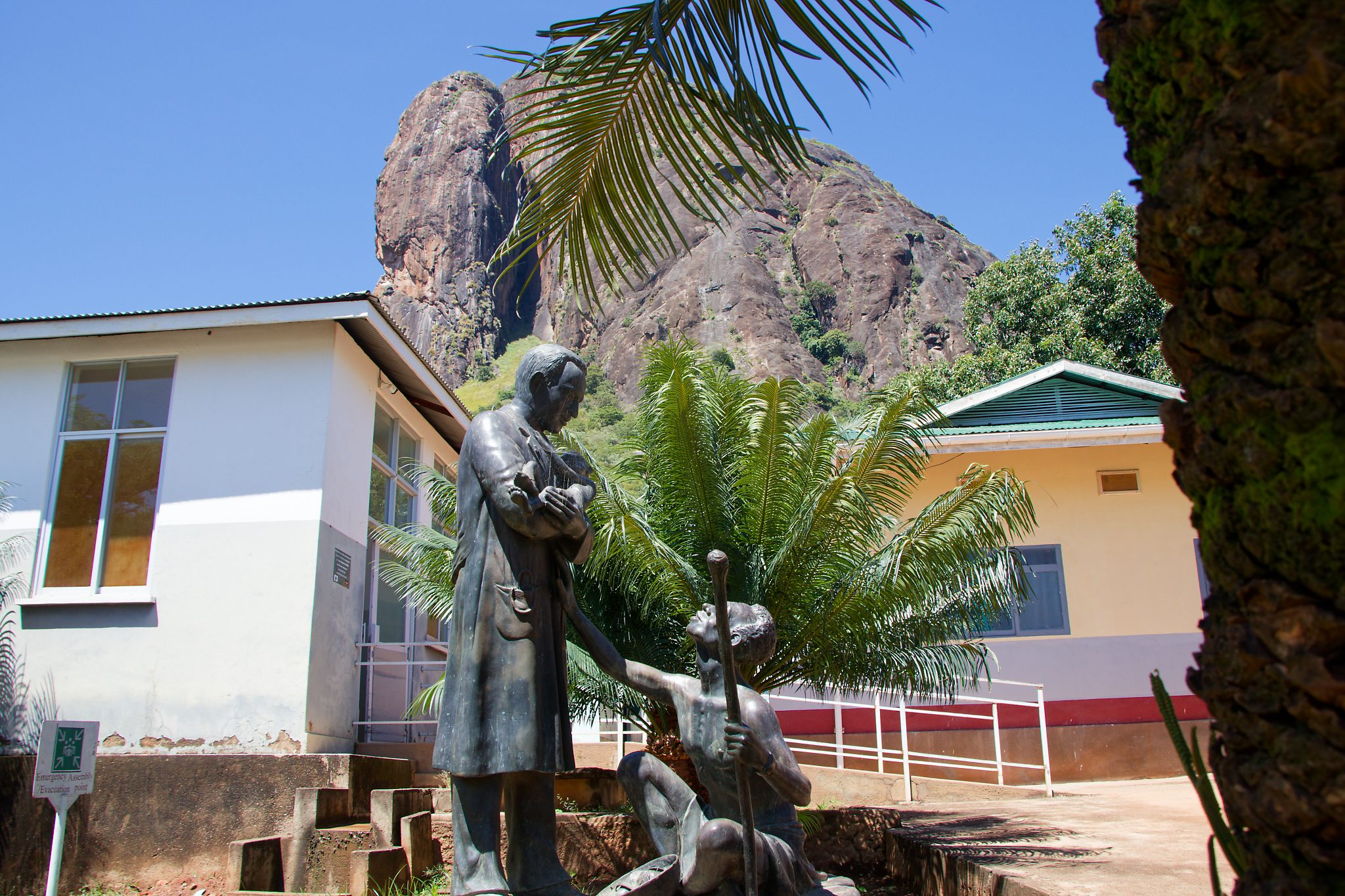 La statua di padre Ambrosoli, proclamato Beato nel 2020 – Foto Fondazione Ambrosoli.