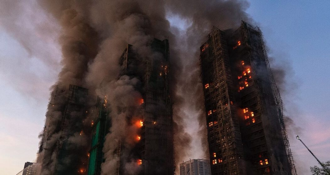 Incendio Hong Kong, grattacieli residenziali in fiamme: almeno 36 morti e 279 dispersi, allarmi non scattati