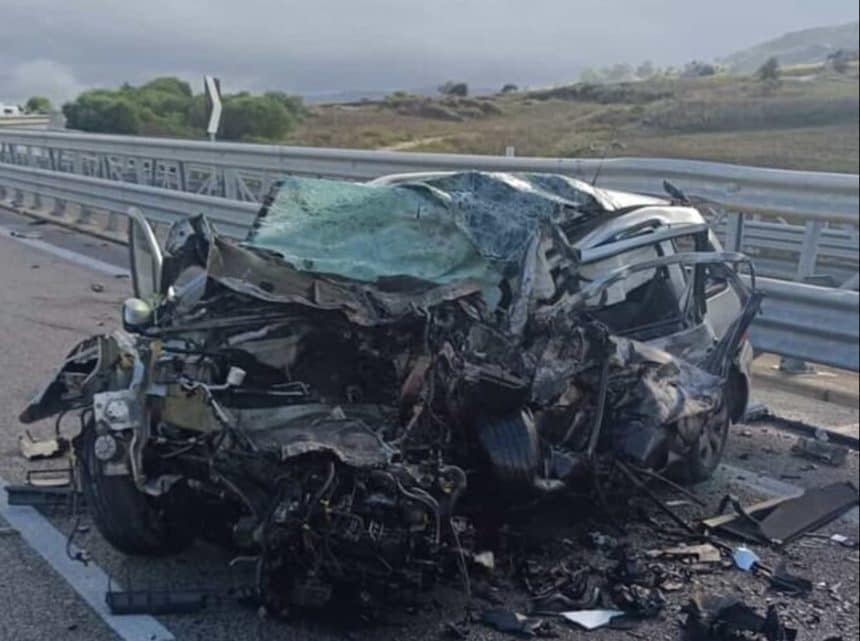 Violentissimo scontro frontale tra un'auto e un furgone sulla Palermo-Agrigento: 2 morti e un ferito grave