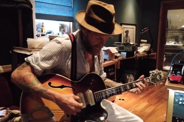 Jovanotti con la chitarra, in studio a New York