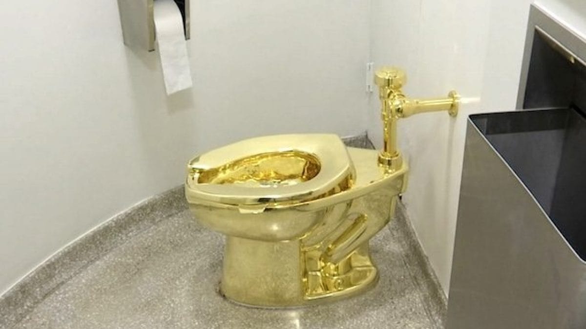 L’opera di Maurizio Cattelan, America – ph Associated Press : LaPresse