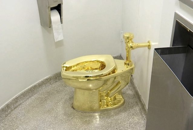 Quanto costa il water d'oro di Maurizio Cattelan messo all'asta e perché il prezzo può variare ogni giorno
