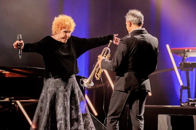 Il funerale di Ornella Vanoni è andato come sperava: i cari riuniti, la tromba di Fresu e "anch’io, bella comoda"