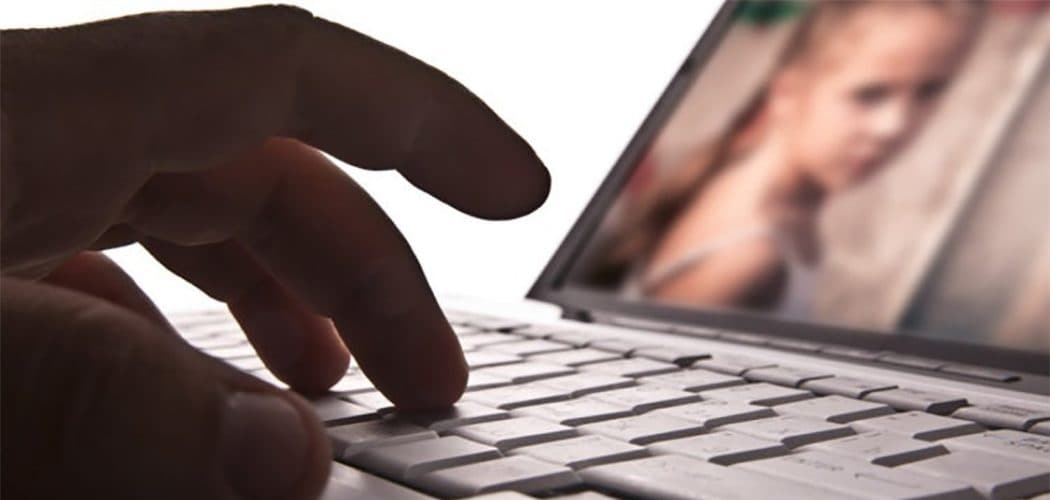 "Questi 50 euro sono per un bimbo", ma era un pedofilo: 79enne trovato con migliaia di file pedopornografici