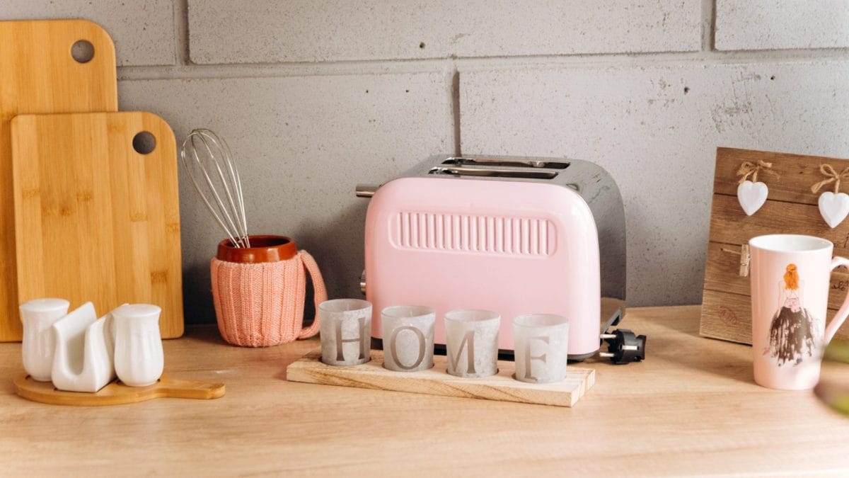 Prodotti per la casa su un tavolo da cucina