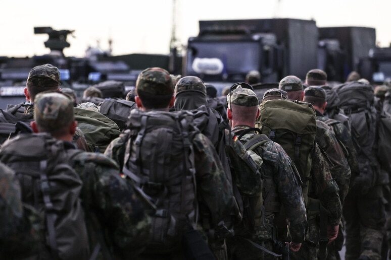 "Schengen militare": UE punta a creare spazio europeo per movimenti rapidi di truppe e mezzi entro il 2027