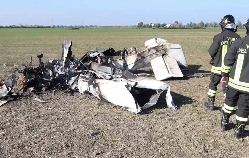 Ultraleggero precipita e prende fuoco poco dopo il decollo nel Ferrarese: il pilota muore sul colpo