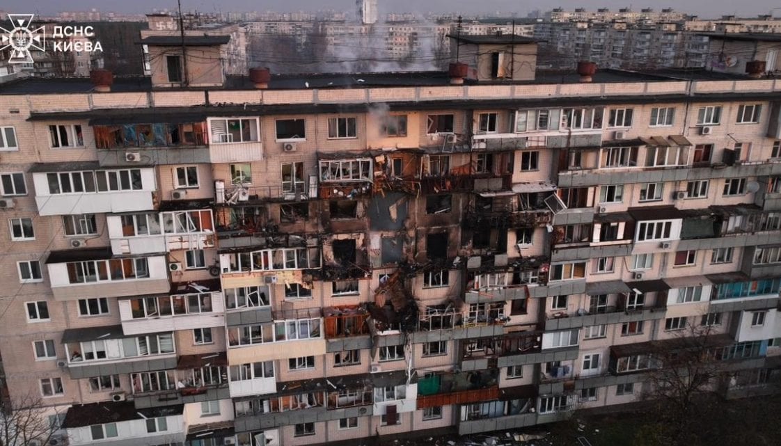 Ucraina, raid russo nella regione di Kharkiv: morti e feriti, anche bimbi. Trump pronto a nuove sanzioni