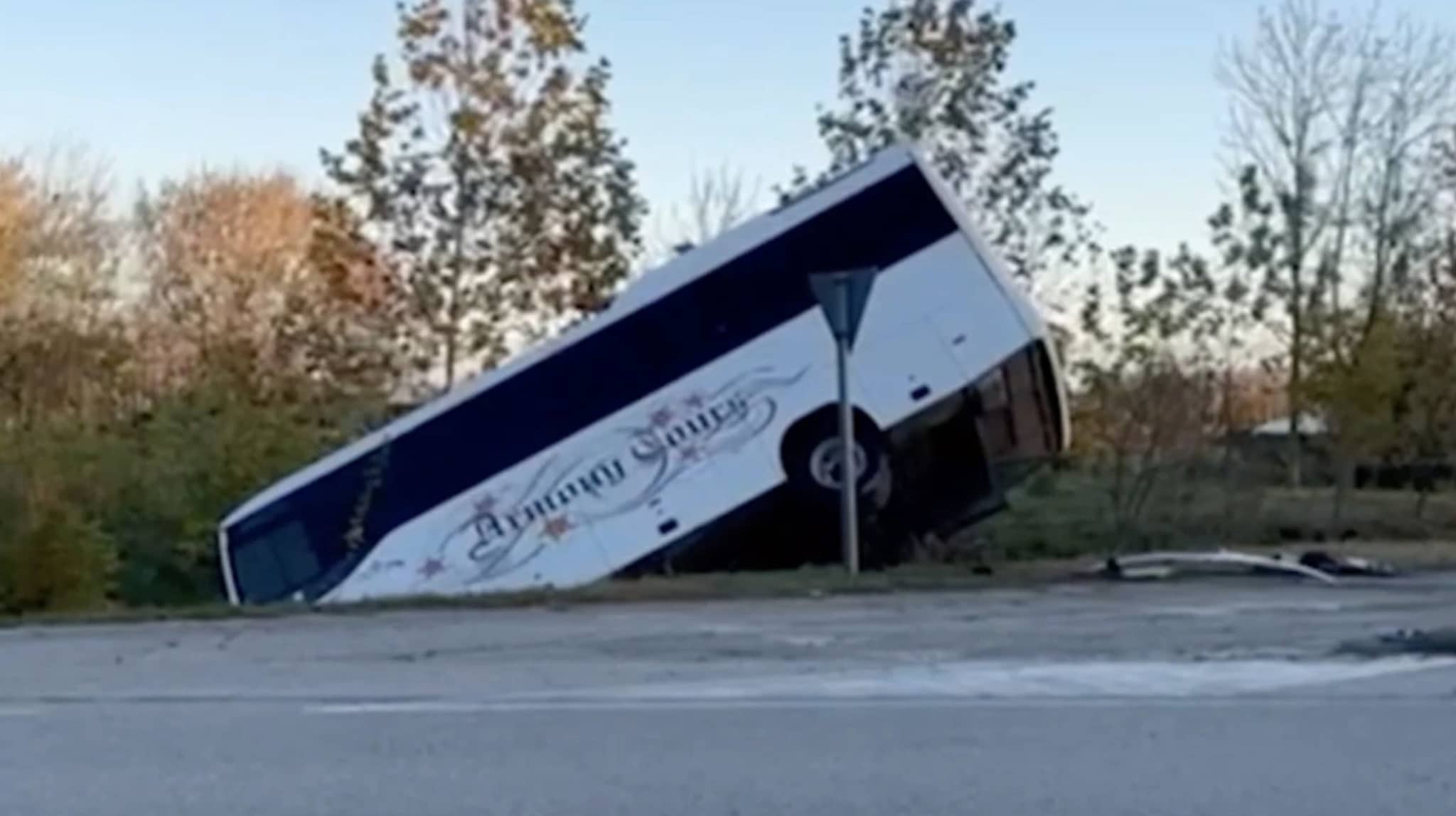 Bus con 20 studenti finisce nel fosso dopo scontro con un'auto a Pordenone: ci sono feriti, grave una donna