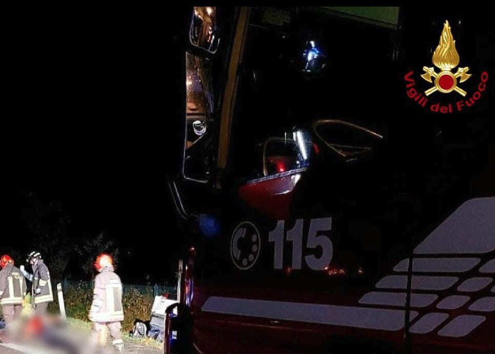 Si ferma a soccorrere due automobilisti e viene travolto da una macchina: sei feriti sull'A28 a Pordenone