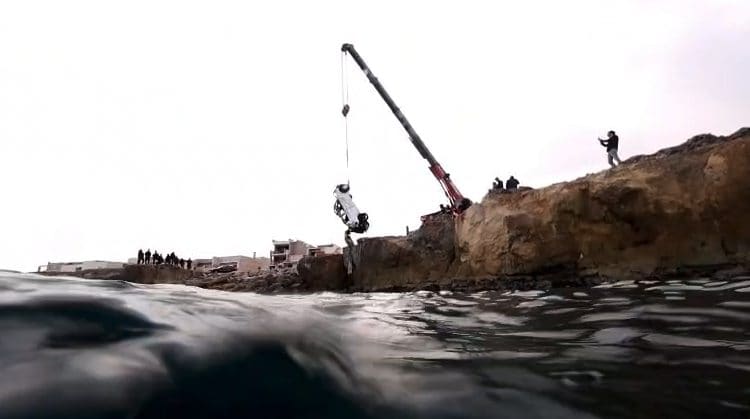 Elia morto a Calimera, trovata l'auto della madre suicida in mare: il video del recupero della macchina