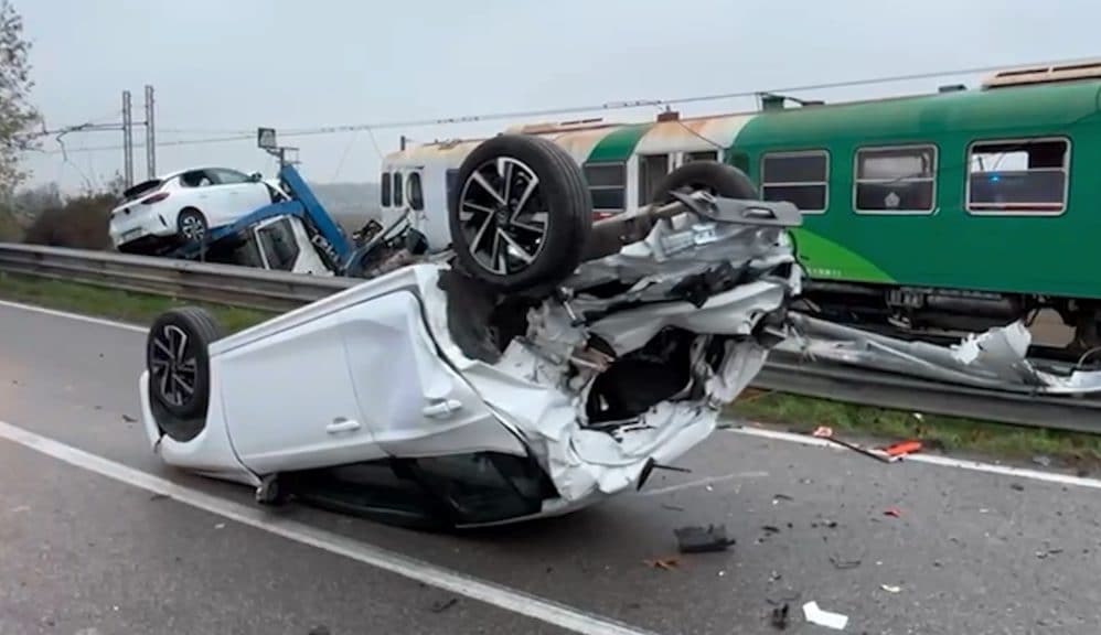Violento scontro sui binari tra un camion carico di auto e un treno della linea Suzzara- Ferrara: tre feriti