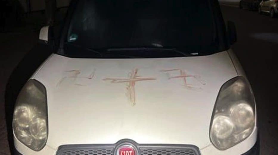 Germania, decine di auto e muri imbrattati con svastiche scritte con sangue umano