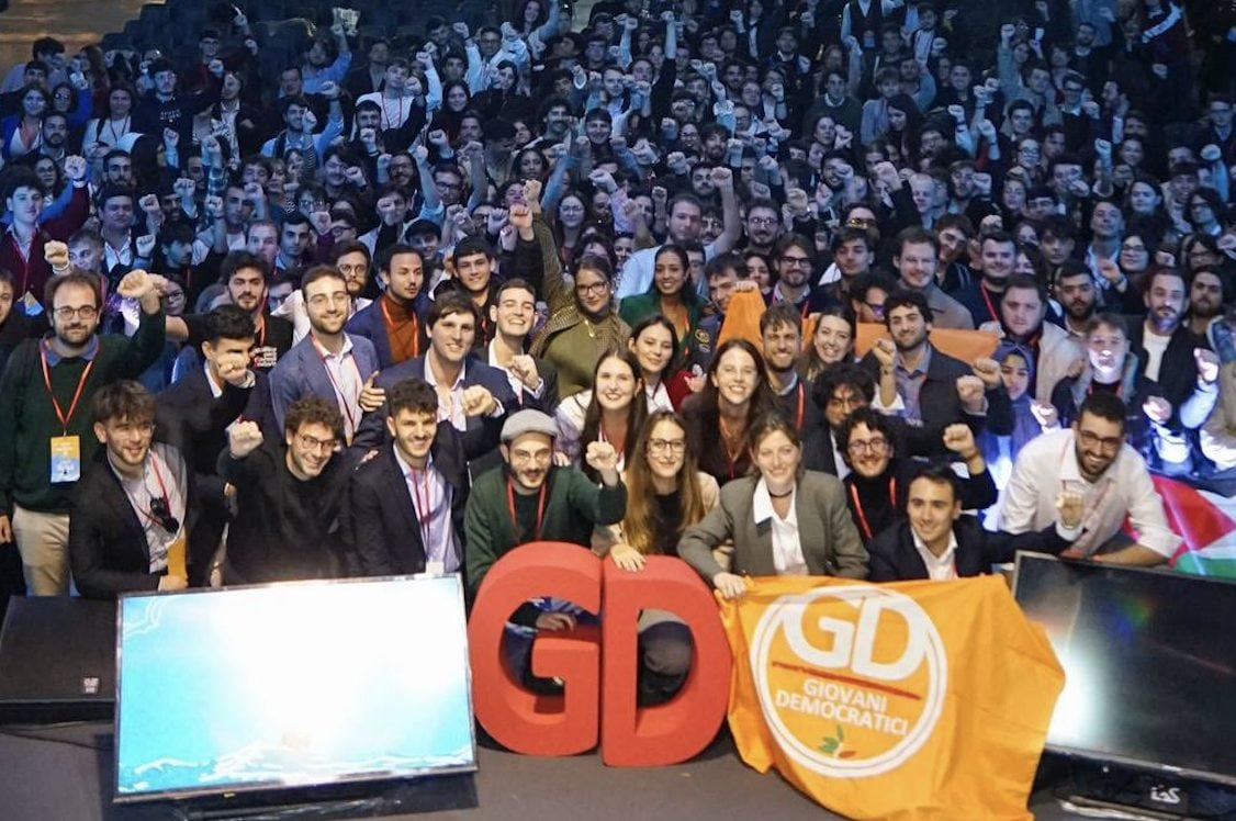 Ora Forza Italia se la prende con i giovani del Pd: "Fanno il pugno chiuso dei comunisti"