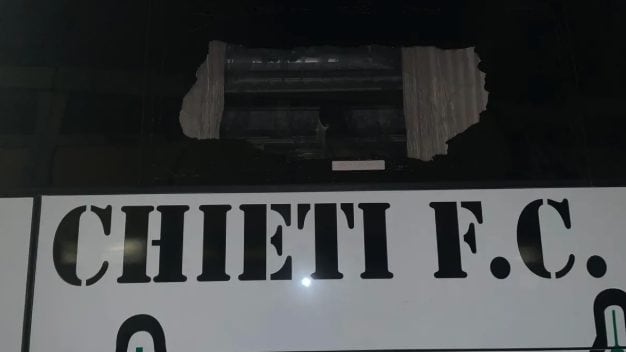 Sassaiola contro il bus del Chieti calcio dopo la partita: assalto nel buio, si indaga su 20 tifosi