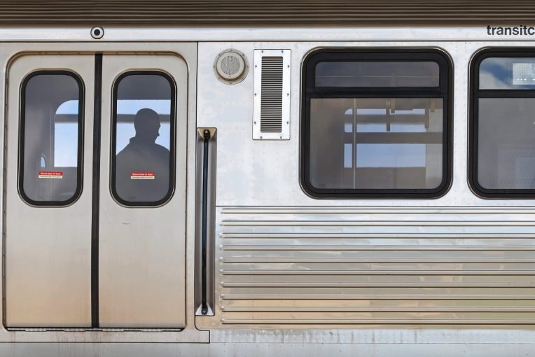 Litiga con un uomo sul treno e viene bruciata viva: donna 26enne in condizioni gravissime a Chicago