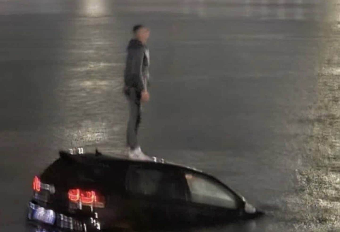 Auto sbaglia la curva e finisce in mare nel porto di Bari: automobilista salvato dalla Capitaneria