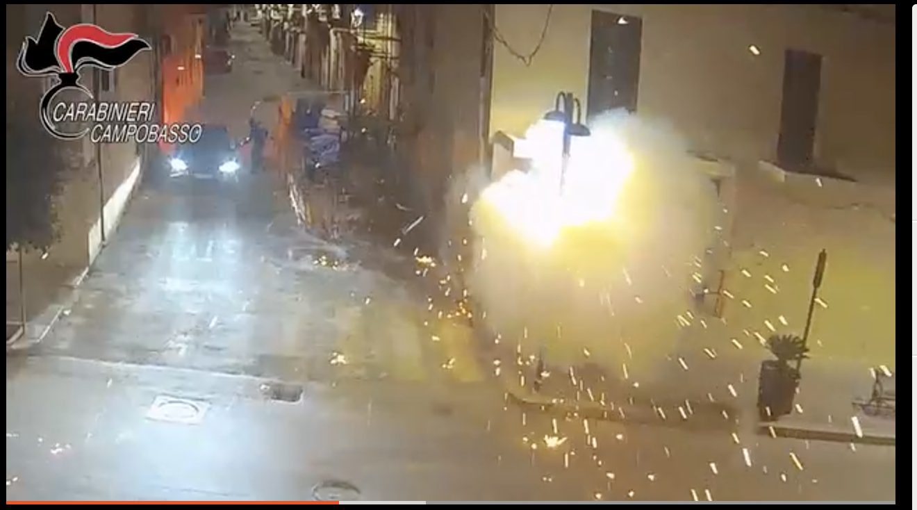 Prelevavano piccole somme di denaro, poi facevano esplodere il bancomat a Foggia: arrestata banda della marmotta