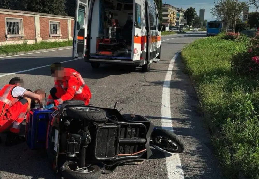 Anziano in carrozzina travolto e ucciso da un'auto a Piacenza: viaggiava nella sua stessa direzione
