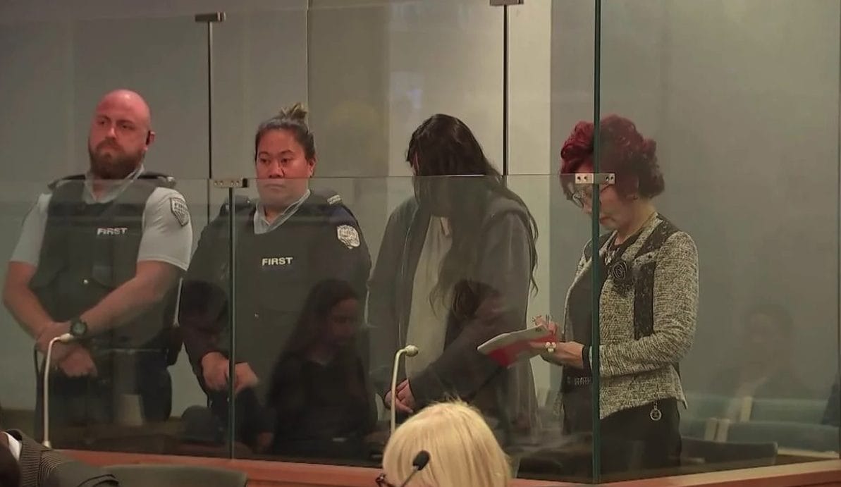 Madre uccide i due figli e nasconde i corpi nelle valigie per anni in Nuova Zelanda: condannata all'ergastolo