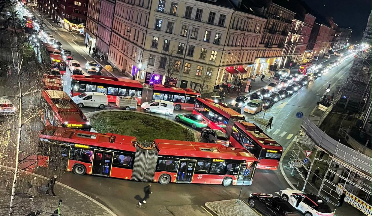 Quattro pullman sono rimasti bloccati così in una rotonda di Oslo: ingorgo durato diverse ore