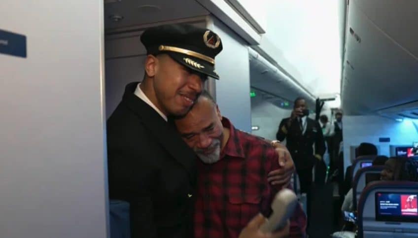 Pilota della Delta Airlines realizza il sogno d’infanzia: volare con il nonno che lo ha cresciuto