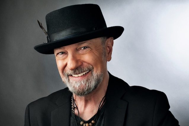 Sergio Caputo: "Resisto su Spotify per non scomparire. Rifiutai dei testi a Ornella Vanoni, oggi me ne pento"