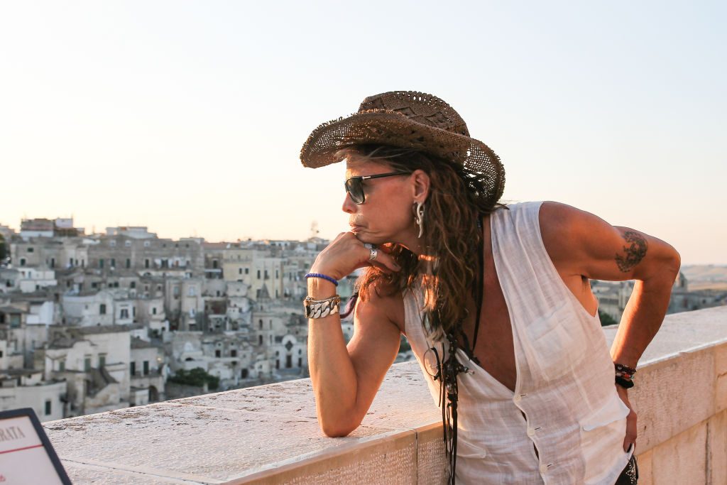 La denuncia della rockstar Steven Tyler scoperchia giro di corruzione e truffe nel borgo dei nonni in Calabria