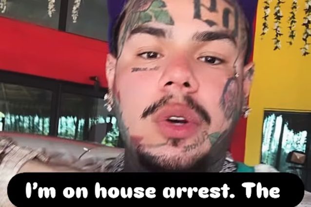 La casa del rapper Tekashi 6ix9ine è stata derubata e la madre presa in ostaggio da quattro uomini armati