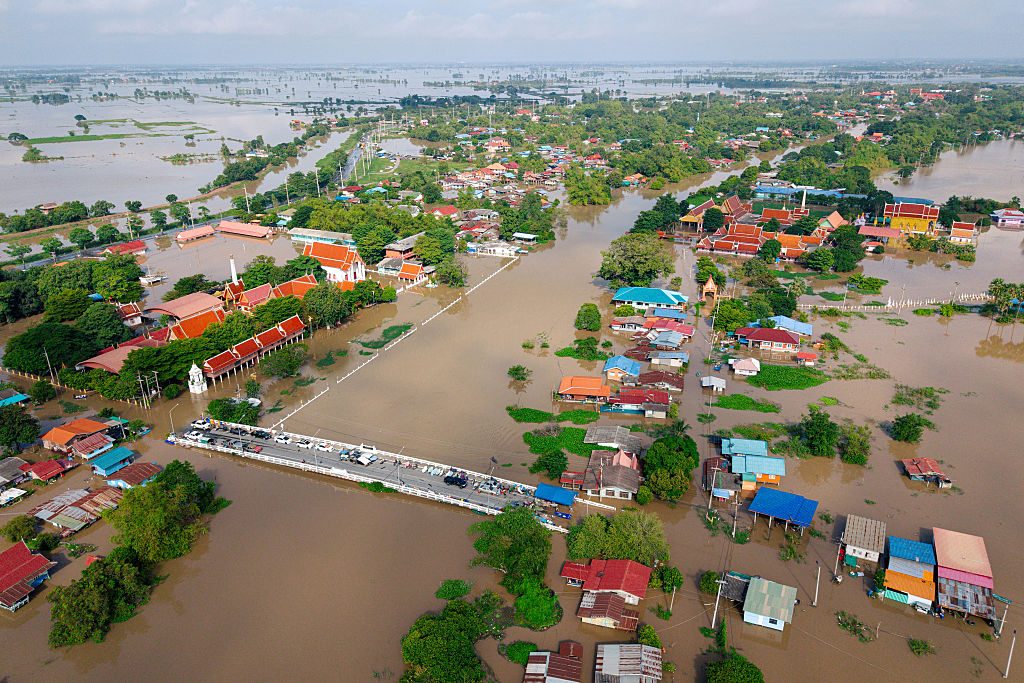 "Pioggia mai vista in 300 anni", alluvione in Thailandia sommerge tutto: oltre 30 morti e migliaia di sfollati