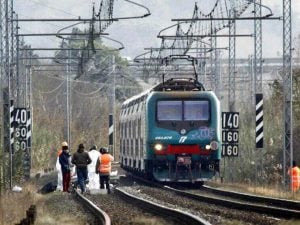 Treno-binario-ferrovia-incidente-300x225.jpg