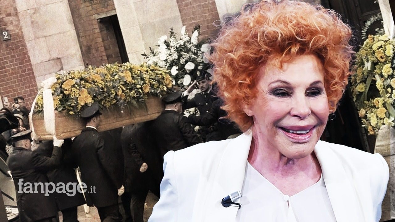 I funerali di Ornella Vanoni a Milano: i discorsi dei nipoti Matteo e Camilla, l'uscita del feretro tra gli applausi