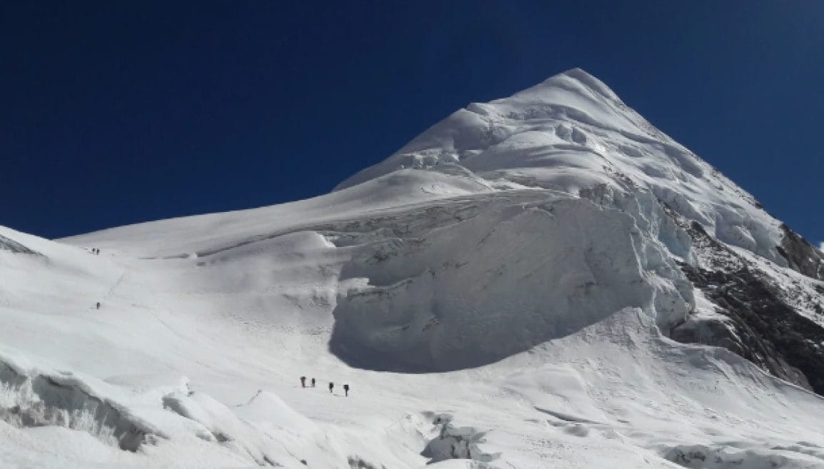 Valanga travolge campo base degli alpinisti in Nepal: un italiano tra i sette morti, altri 4 scalatori feriti
